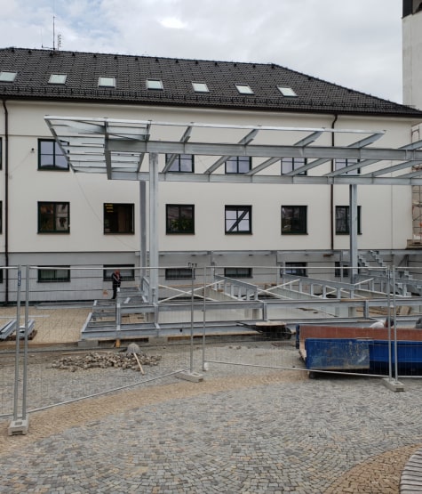 Návrh nosné ocelové konstrukce venkovního pódia s pobytovými schody ve městě Bystřice nad Pernštejnem.