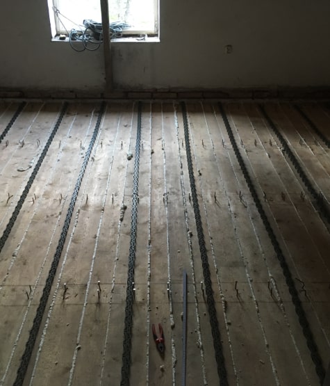 Krom běžných stavebních úprav domu, jako jsou rozšíření stavebních otvorů, výměny do stropních konstrukcí a podobně, bylo nutné zvýšit tuhost trámového stropu.